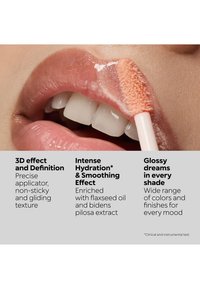 Gros plan sur des lèvres appliquant un gloss pêche brillant avec un applicateur doux, mettant en avant les caractéristiques d'hydratation, de lissage et d'effet 3D.