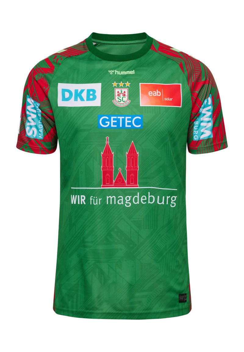 Groen sportshirt met korte mouwen en rode accenten, voorzien van logo's en tekst. Gemaakt van ademende stof, heeft het een ronde halslijn en een patroonontwerp.