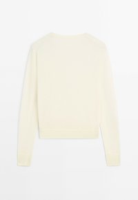 Gebreide trui in zacht off-white. Beschikt over lange mouwen, een ronde halslijn en een cropped zoom. Glad textuur met geribbelde manchetten en onderkant.
