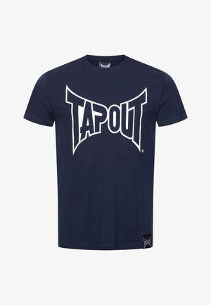 Merensininen lyhythihainen T-paita, jossa suuri valkoinen "Tapout"-logo keskellä etupuolta ja pieni vastaava logotarra alahelmassa.