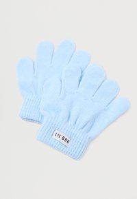 Guanti in maglia di colore azzurro chiaro con cinque dita, polsini a coste e un'etichetta bianca con la scritta "LIL' BOD." Texture morbida e design flessibile.