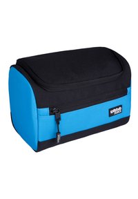 Zwarte en blauwe rechthoekige opbergzak met ritsluiting, voorzien van een gestructureerde stof, gladde accenten en een logo patch aan de zijkant.