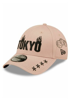 Różowa czapka baseballowa z czarnym haftem "TOKYO" z płomieniami, grafiką koszykówki oraz dekoracyjnym przeszyciem na daszku.