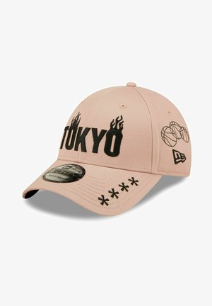 Różowa czapka baseballowa z czarnym haftem "TOKYO" z płomieniami, grafiką koszykówki oraz dekoracyjnym przeszyciem na daszku.
