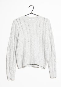 Helles graues Strickpullover mit Kabel- und Leiterstichmustern, Rundhalsausschnitt, gerippten Bündchen und Saum, hängt an einem schwarzen Haken.