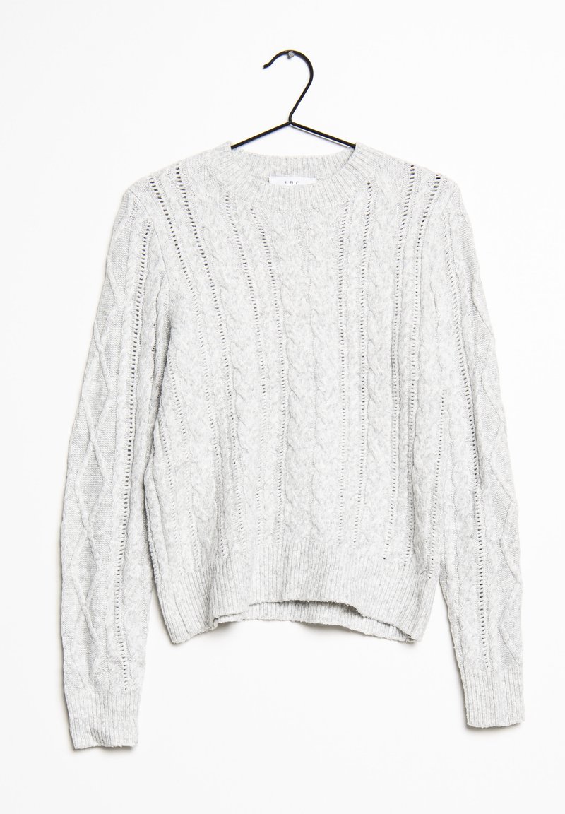Helles graues Strickpullover mit Kabel- und Leiterstichmustern, Rundhalsausschnitt, gerippten Bündchen und Saum, hängt an einem schwarzen Haken.