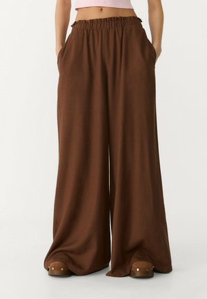 Stradivarius FLOWING BLEND PALAZZO - Stoffhose - dark brown
