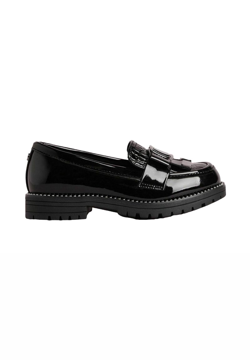Mocasini din piele patent neagră, cu un detaliu texturat pe curea, talpă din cauciuc și un accent argintiu pe margine. Design cu profil jos, formă elegantă.