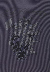 Lila geripptes Stoffmaterial mit einem grafischen Design in Schwarz und Grau, das wirbelnde Formen und Umrisse zeigt, die an Rauch oder Wellen erinnern.