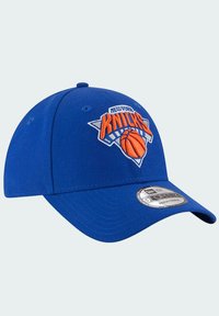 Cappellino da baseball blu con logo New York Knicks ricamato e grafica di un pallacanestro, realizzato in tessuto strutturato, con cinturino regolabile.