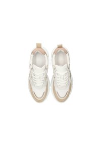Las zapatillas deportivas blancas y beige presentan una parte superior de malla texturizada, acentos de ante y una suela acolchada con un diseño de punta redondeada.