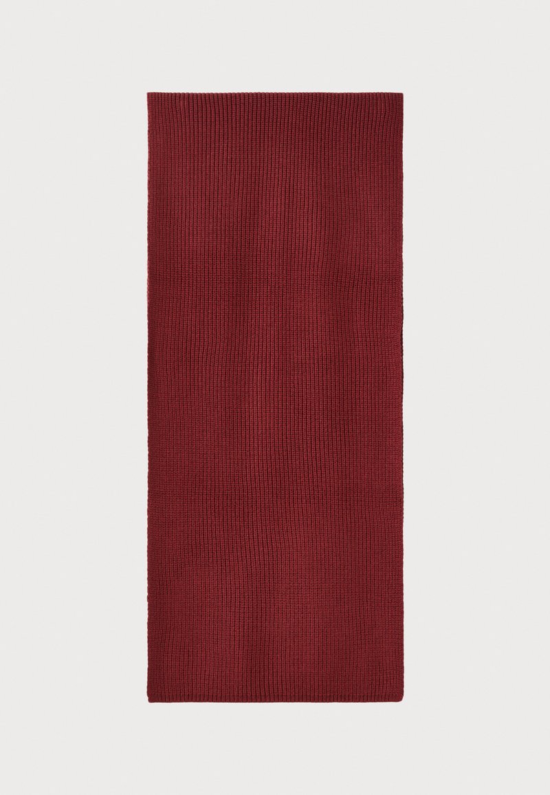 Ribbad vinröd scarf tillverkad av stickat material, med en rektangulär form och en texturerad yta samt jämn kant.