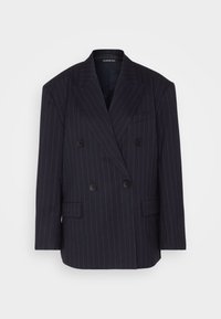 Tummansininen kaksirivinen bleiseri, jossa valkoiset pinstripes-raidat, ryhdikkäät olkapäät ja kaksi etutaskua. Ominaisuuksiin kuuluvat mustat napit ja lovikaulus.