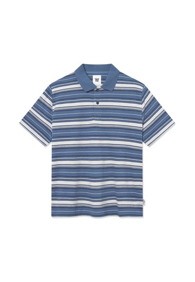 Polo rayé bleu et blanc avec un plastron à boutons et des manches courtes. Tissu doux avec un col et une étiquette sur le côté.