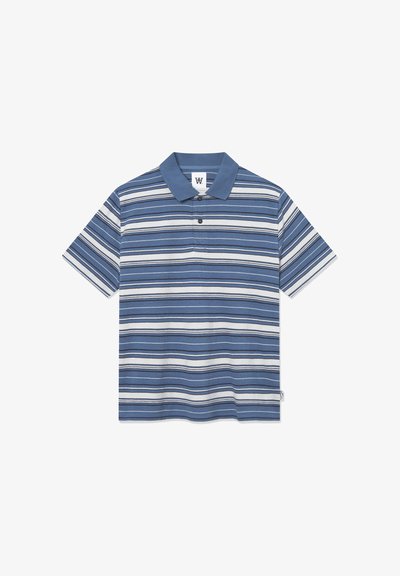 Polo rayé bleu et blanc avec un plastron à boutons et des manches courtes. Tissu doux avec un col et une étiquette sur le côté.
