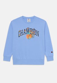 Sweatshirt bleu clair avec un col rond, des manches longues et des poignets côtelés. Affiche le texte "CHAMPION" avec des flammes et un graphique de basketball.