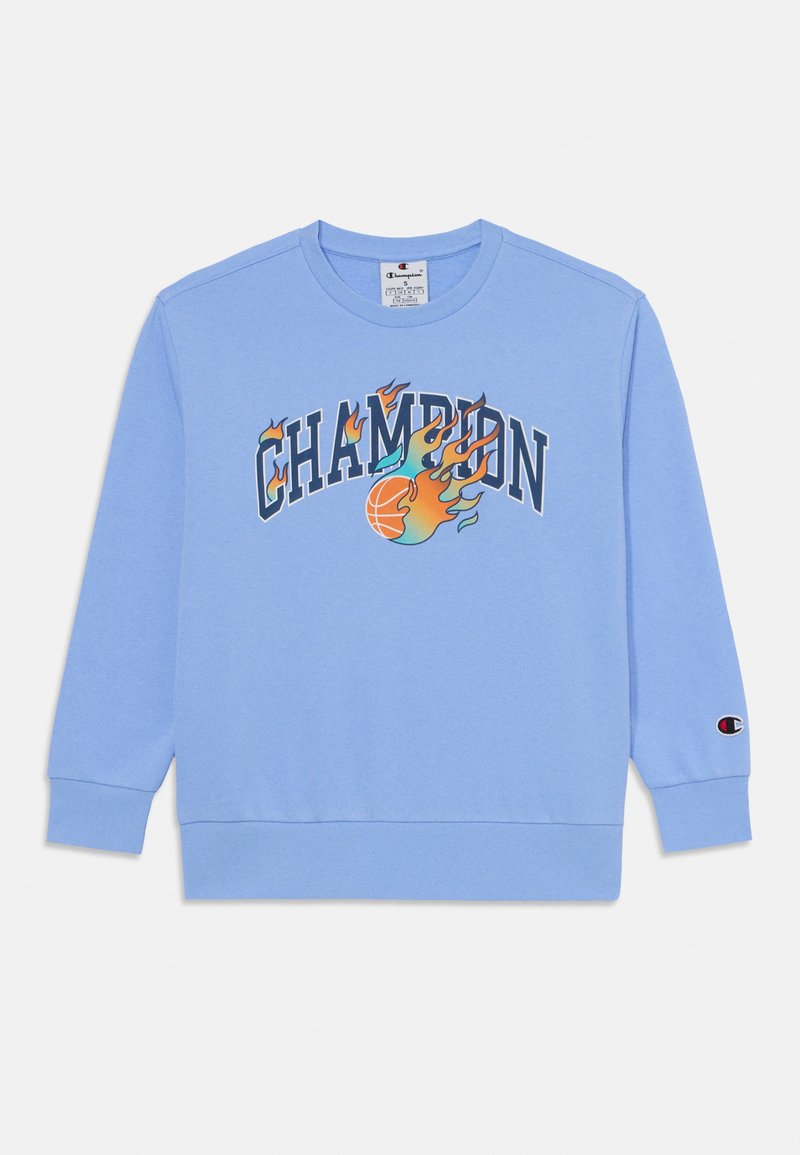 Sweatshirt bleu clair avec un col rond, des manches longues et des poignets côtelés. Affiche le texte "CHAMPION" avec des flammes et un graphique de basketball.