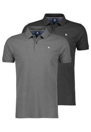 To kortærmede polo-shirts, en grå og en sort, hver med en lille broderet logo på venstre bryst.