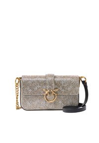 Borsa crossbody in oro e argento con una tracolla a catena, caratterizzata da una chiusura decorativa a forma di uccello e una forma rettangolare elegante.