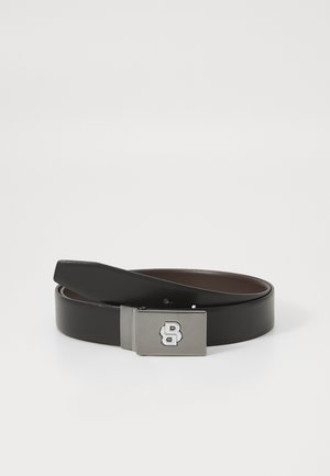 Musta nahkavyö, jossa on suorakulmainen hope buckle ja kohokuvioitu kaksois-B logo valkoisella taustalla.