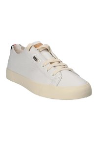 Sneaker bianco in pelle con suola in gomma beige, punta rotonda e lacci beige. Presenta cuciture minime e un piccolo logo sul lato.