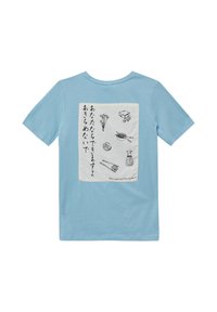 Lichtblauwe katoen t-shirt met een rechthoekige witte grafiek met zwarte illustraties van voedingsmiddelen en een motiverende tekst.