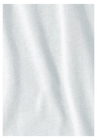 Tissu gris clair avec une texture douce et un éclat subtil, présentant un motif tricoté lisse et un drapé délicat.