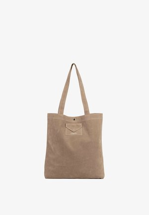 Borsa tote in camoscio beige con due spallacci, una tasca frontale e una chiusura a scatto, con un logo discreto sulla tasca.