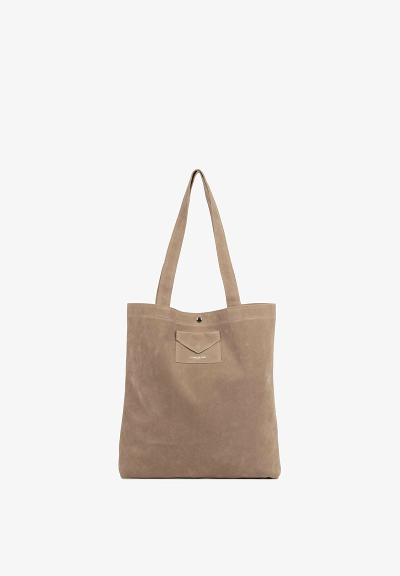 Borsa tote in camoscio beige con due spallacci, una tasca frontale e una chiusura a scatto, con un logo discreto sulla tasca.