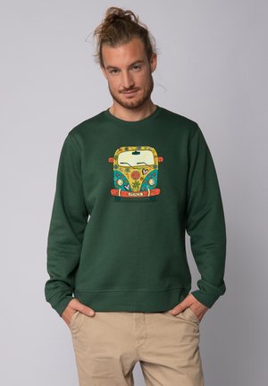 Groene sweatshirt met een kleurrijke vintage busafbeelding, versierd met bloempatronen en het woord "PEACE" op de voorkant. Klassieke pasvorm en zachte textuur.