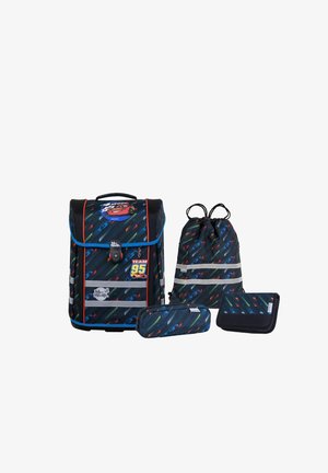 Ensemble de sac à dos comprenant un sac à dos principal, un sac à cordon, une trousse et un organisateur. Noir avec des motifs de voitures de course colorées et des accents réfléchissants.