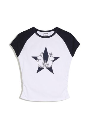 Fehér rövid ujjú póló fekete raglán ujjakkal, amelyen három Mumin figura áll egy nagy fekete csillag előtt.