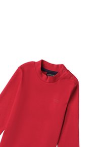 Rotes Langarmshirt aus weichem Stoff mit hochgeschlossenem Kragen, das an der Schulter mit zwei Druckknöpfen versehen ist und ein dezentes Logo auf der Vorderseite trägt.