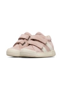 Scarpe da bambino rosa con doppie chiusure in velcro, strisce laterali bianche e suole in gomma beige, mostrati su sfondo bianco.
