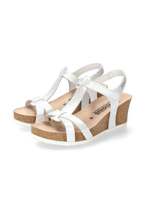 Sandales compensées blanches avec des brides synthétiques texturées, un intermédiaire en liège et une semelle en caoutchouc pour l'adhérence et la durabilité.