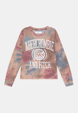 Langærmet børneskjorte med tie-dye mønster i pink, blå og beige, med hvid "Abercrombie and Fitch" tekst og bjerggrafik foran.