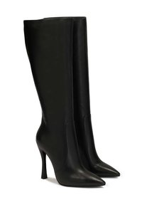 Stivali alti in pelle nera con punta a punta e tacco a stiletto. Texture liscia con dettagli minimi e un design aderente e slanciato.
