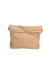 Clutch bag in suede beige con design trapuntato, tracolla a catena e parte superiore piegata. Texture morbida con finitura liscia.