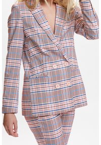 Doppelt gepackter karierten Blazer in Pastellfarben, mit gemischten Mustern aus Rosa, Braun und Blau, pinken Knöpfen und strukturierten Schultern.