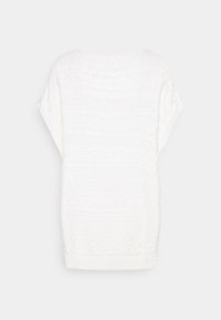 Vit stickad topp med korta ärmar, vid halsringning och en strukturerad mönster. Nederkanten är en ribbad stickning för extra detaljer.