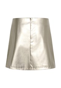 Fémes ezüst mini szoknya sima, fényes anyagból, egyszerű A-vonalú fazonnal és diszkrét hátsó cipzárral. A varrás finom és rendezett.