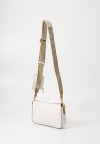 Borsa a tracolla con motivo a quadri crema, tracolla beige regolabile, dettagli in oro e piccolo portafoglio attaccato. Texture liscia e forma strutturata.