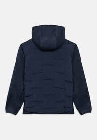 Μπουφάν navy blue με κουκούλα, με καπιτονέ σχέδιο στο σώμα και ομαλό ύφασμα στα μανίκια και στο γιακά.