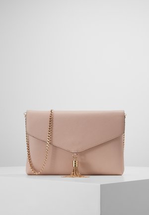 Lyserød konvolutclutch med guldkæde og dekorativ guldtassel på en ensartet hvid overflade.