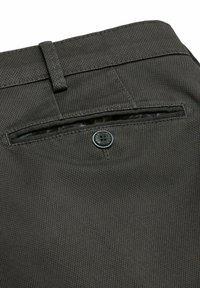 Donkergrijze broek met een textuurstof, een achterzak met knoopsluiting en subtiele accentsteekdetails.