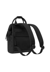 Sac à dos noir en tissu résistant, avec des bretelles rembourrées, une poignée supérieure, une poche zippée à l'avant et des bretelles latérales réglables.