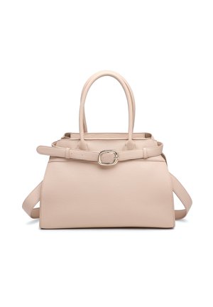 Beige leren handtas met twee bovenhandgrepen, een afneembare schouderriem en een voorste riem met zilverkleurige gesp.