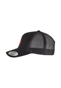 Cappellino snapback nero con parte anteriore solida e retro in rete. Presenta un visiera curva e un logo rosso prominente sul pannello frontale.