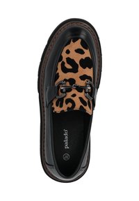Scarpa nera in pelle con tomaia in suede a stampa leopardata. Presenta un dettaglio a catena sulla parte anteriore e una suola texturizzata per una migliore aderenza. Taglia 37.