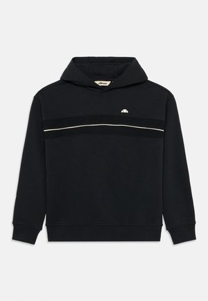 Svart hettegenser med en tynn hvit horisontal stripe og lite hvitt halvsirkel-logo på brystet, ribbestrikkede mansjetter og kant.